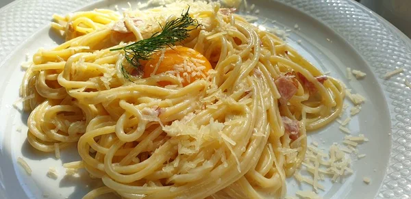 Carbonara Pasta Met Kaas Ham Dooier Ligt Een Bord — Stockfoto