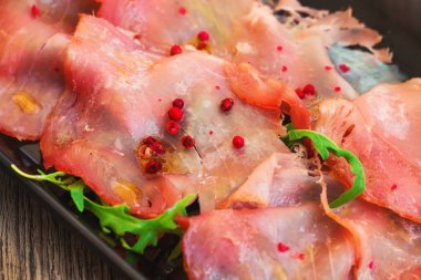 Ton balığı carpaccio roka ve baharat (seçici odak ile)