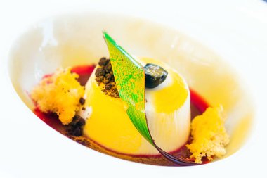 Panna cotta tatlı kırmızı şurubu ve çikolata truffles (seçici odak ile)