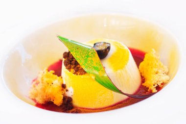 Panna cotta tatlı kırmızı şurubu ve çikolata truffles (seçici odak ile)