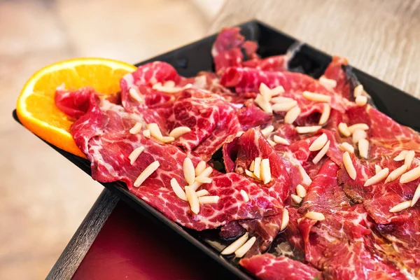 Rindfleisch Carpaccio Mit Orangen Und Pinienkernen Selektiver Schwerpunkt — Stockfoto