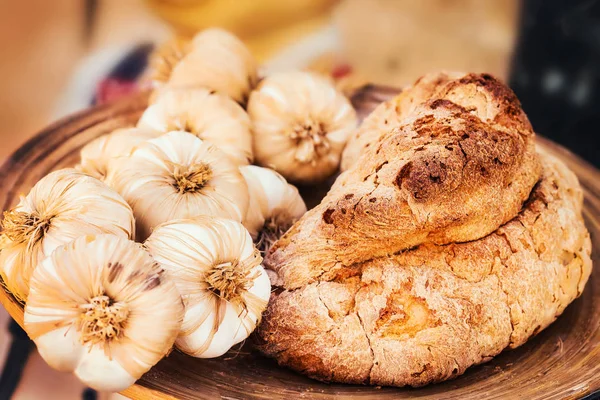 Loaf Bread Garlic Traditional Display Matera Italy Sign Restaurant Open — Stock Photo, Image