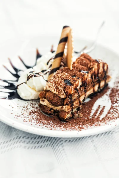 Traditionella Kaffe Smaksatt Italiensk Dessert Tiramisu Selektivt Fokus — Stockfoto