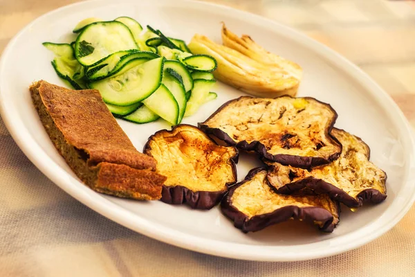 Eine Vegetarische Vorspeise Aus Apulien Italien Hausgemachtes Maismehlbrot Mit Gegrillten — Stockfoto