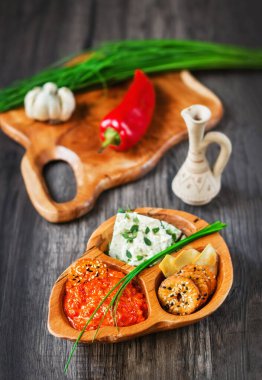Geleneksel Balkan biberleri - ayvar, keçi peyniri ve krakerlerle servis edilir (seçici odak)