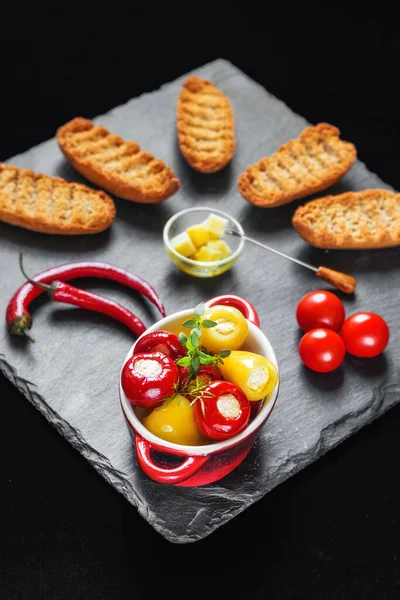 Petits Piments Rouges Jaunes Remplis Fromage Délicatesse Des Balkans Servis — Photo