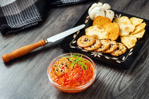 Tartinade Traditionnelle Poivre Des Balkans Ajvar Servie Avec Fromage Chèvre — Photo