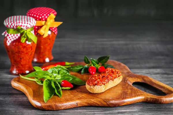 Tartinade Traditionnelle Poivre Des Balkans Ajvar Servie Sur Une Planche — Photo