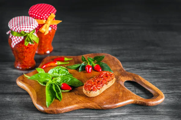 Tartinade Traditionnelle Poivre Des Balkans Ajvar Servie Sur Une Planche — Photo