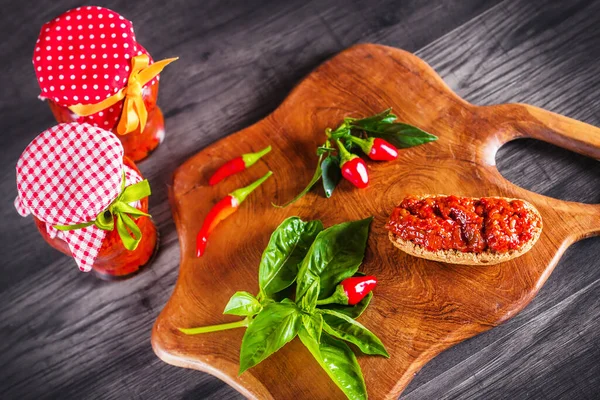 Tartinade Traditionnelle Poivre Des Balkans Ajvar Servie Sur Une Planche — Photo