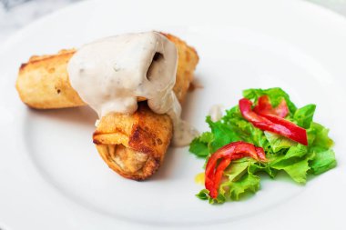 Kızarmış karides ve Hollandaise soslu kabak dürümü (seçici odaklanma))