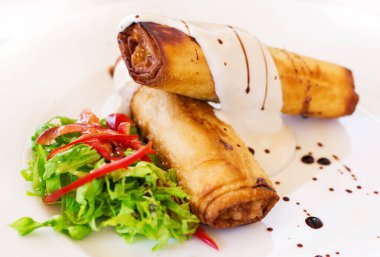 Kızarmış karides ve Hollandaise soslu kabak dürümü (seçici odaklanma))