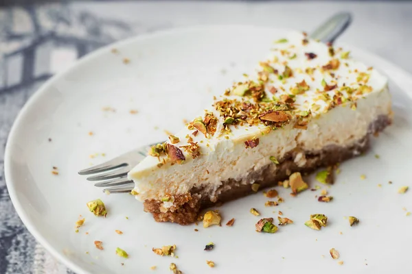 Tarta Queso Vainilla Rematada Con Pistachos Tostados Enfoque Selectivo —  Fotos de Stock