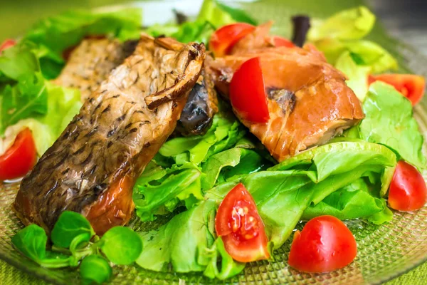 Geräucherte Dorade Und Lachs Carpaccio Mit Salat Und Kirschtomaten Selektiver — Stockfoto