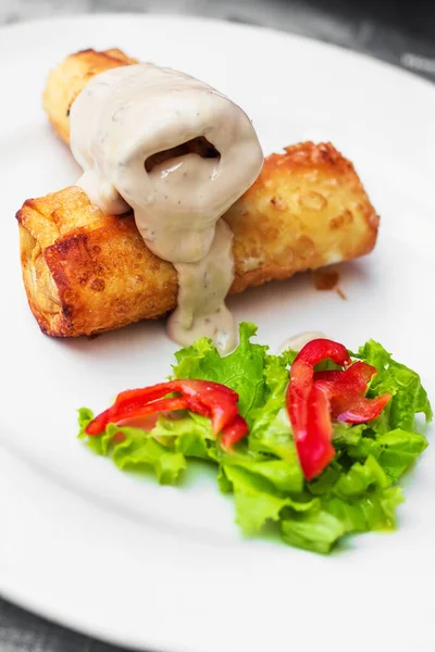 Rotoli Gamberetti Fritti Zucchine Con Salsa Olandese Focus Selettivo — Foto Stock