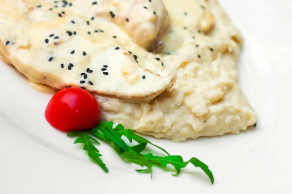 Pechuga Pollo Con Puré Papas Infundidas Trufa Enfoque Selectivo —  Fotos de Stock