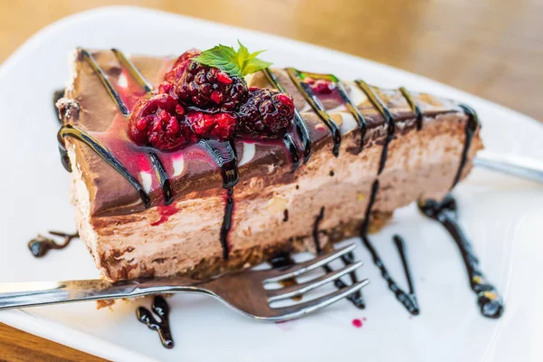 Bolo Cremoso Coberto Com Frutas Floresta Chocolate Foco Seletivo — Fotografia de Stock