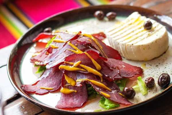 Plato Carne Queso Curado Tradicional Montenegrino Cerca Enfoque Selectivo — Foto de Stock