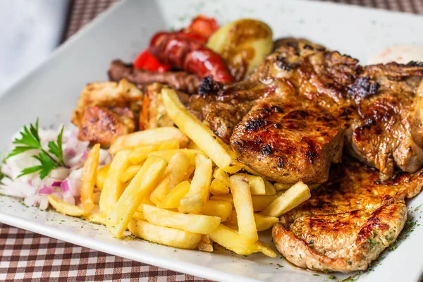 Plato Tradicional Parrilla Los Balcanes Diferentes Tipos Carne Verduras Parrilla — Foto de Stock