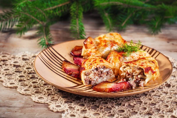 サルマ 伝統的なバルカン半島と東ヨーロッパの休日の食べ物 キャベツの葉を米とミンチ肉で詰めロールアップ 選択的な焦点 ロイヤリティフリーのストック写真