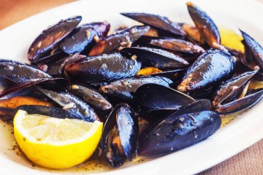 Şarap soslu ve sarımsaklı midye (seçici odak))