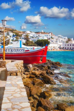 Yunanistan 'ın Mykonos Chora limanında kırmızı tur teknesi