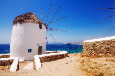 Yunanistan 'ın Mykonos kentindeki bir tepenin üstündeki yel değirmeni