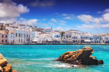 Yazın Yunanistan 'da Mykonos kasabasının panoramik manzarası