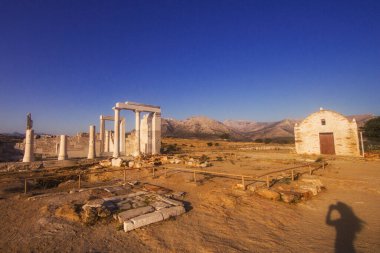 Günbatımında Yunanistan 'ın Naxos adasında Demeter Tapınağı ve erken dönem Hıristiyan Bazilikası