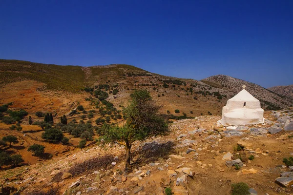 Kleine Weiße Kirche Vor Der Rauen Landschaft Der Insel Naxos Stockbild
