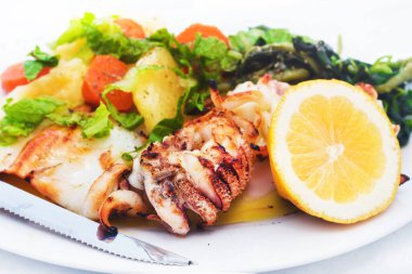 Limonlu ve baharatlı ızgara kalamar, seçici odak