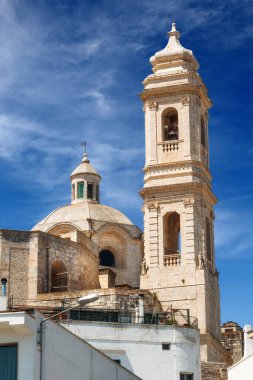 Locorotondo, Puglia, İtalya 'da Chiesa Madre di San Giorgio' nun (Şehit Aziz George Kilisesi) kule ve çan kulesi detayları