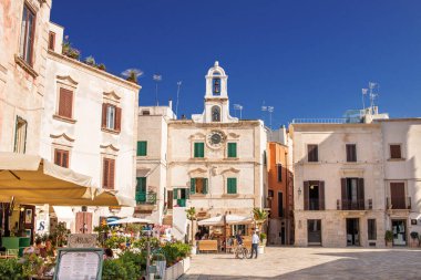 Polignano a Mare, Puglia, İtalya - 05 / 26 / 2018 - eski kasaba meydanının merkezindeki saat kulesi