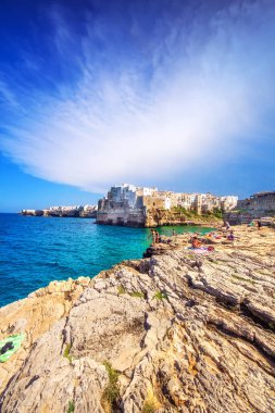 Cala Porto, Lama Monachile plajı olarak da bilinir ve eski Polignano a Mare, Puglia, İtalya 'daki çevre mimarisi