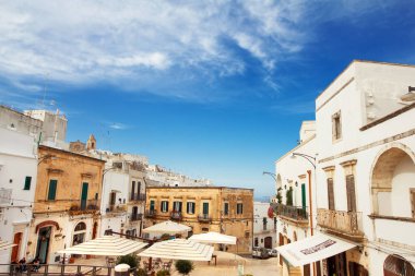 Ostuni, Puglia, İtalya - 06 / 01 / 2018 - Restoranlar ve barlarla birlikte karakteristik pitoresk tarihi merkez ve meydan