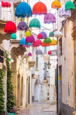 Martina Franca, Puglia, İtalya - 06 / 02 / 2018 - Eski kasabadaki renkli bir caddenin geniş açılı görüntüsü