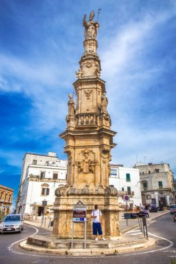 Ostuni, Puglia, İtalya - 06 / 01 / 2018 - Piazza della Liberta meydanındaki St. Horace Kulesi 'nin (Guglia di Sant Oronzo) geniş açılı bir görüntüsü