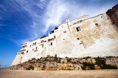 İtalya 'nın Puglia kentinin geniş açılı bir görüntüsü.