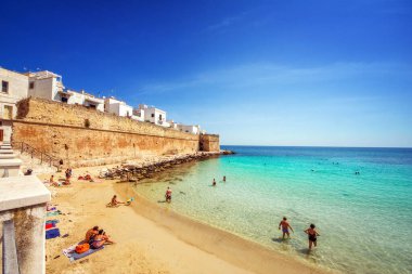 Monopoli, Puglia, İtalya - 06 / 01 / 2018 - plajda güneşin tadını çıkaran turistler