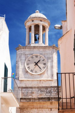 Locorotondo, Puglia, İtalya 'daki Aziz George saat kulesi (Torre dell' orologio) kilisesi