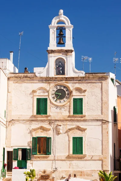 Polignano Mare プーリア州 イタリア 2018 旧市街のメイン広場の中心にある時計塔のランドマーク — ストック写真