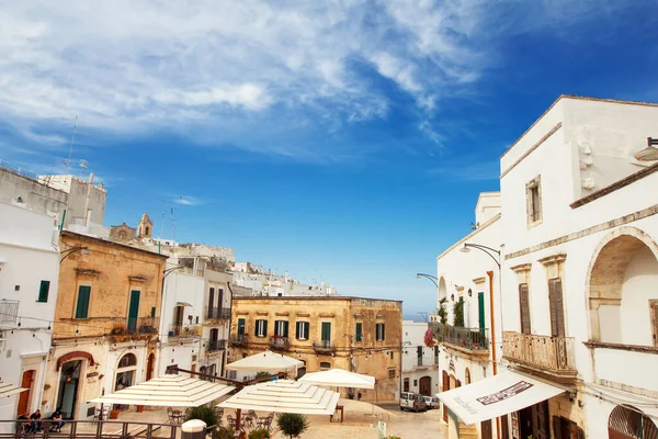 Ostuni Puglia Włochy 2018 Charakterystyczne Malownicze Historyczne Centrum Plac Restauracjami — Zdjęcie stockowe