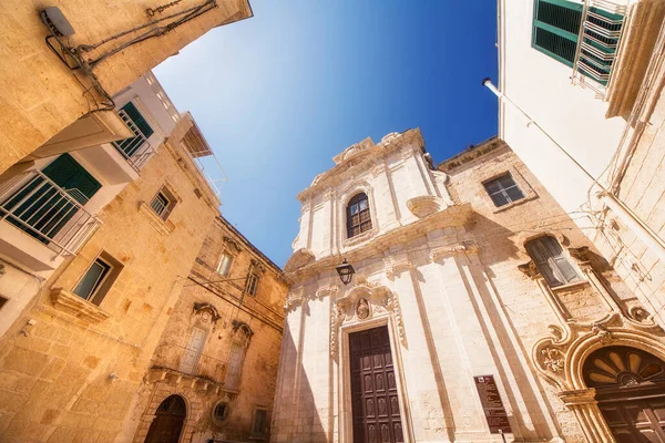 Tiro Ângulo Largo Uma Igreja Cidade Velha Monopoli Puglia Itália — Fotografia de Stock