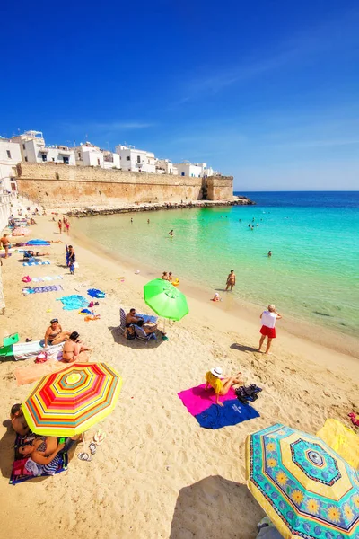 Monopoli Puglia Italy 2018 Tourists Beach Enjoying Sun — Stock Photo, Image