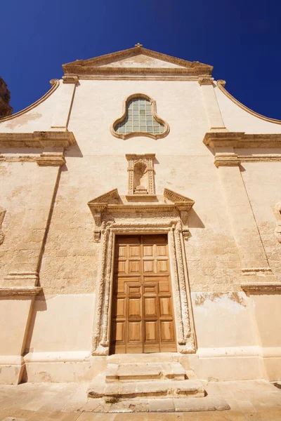 イタリアのプーリア州モノポリの旧市街の要塞の聖サルヴァトーレ教会 — ストック写真