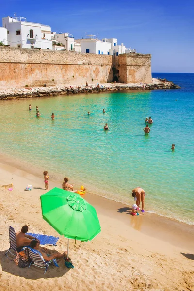 Monopoli Apulien Italien 2018 Touristen Strand Genießen Die Sonne — Stockfoto