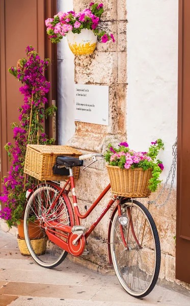 Martina Franca Apulien Italien 2018 Ein Dekoratives Fahrrad Mit Körben lizenzfreie Stockbilder