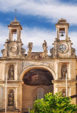 Piazza del Sedile 'deki Palazzo del Sedile saat kulesi, Matera, İtalya