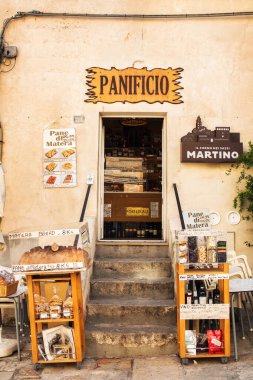 Matera, İtalya, 05 / 27 / 2018 - Eski kentte zanaatkar ekmek ve buğday ürünleri satan geleneksel bir fırın