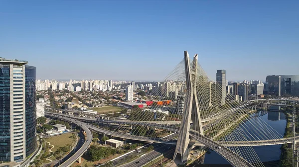 サンパウロ市内で有名な斜張橋 ブラジル オクタビオ フリアス オリベイラ橋サンパウロ市の空撮 — ストック写真